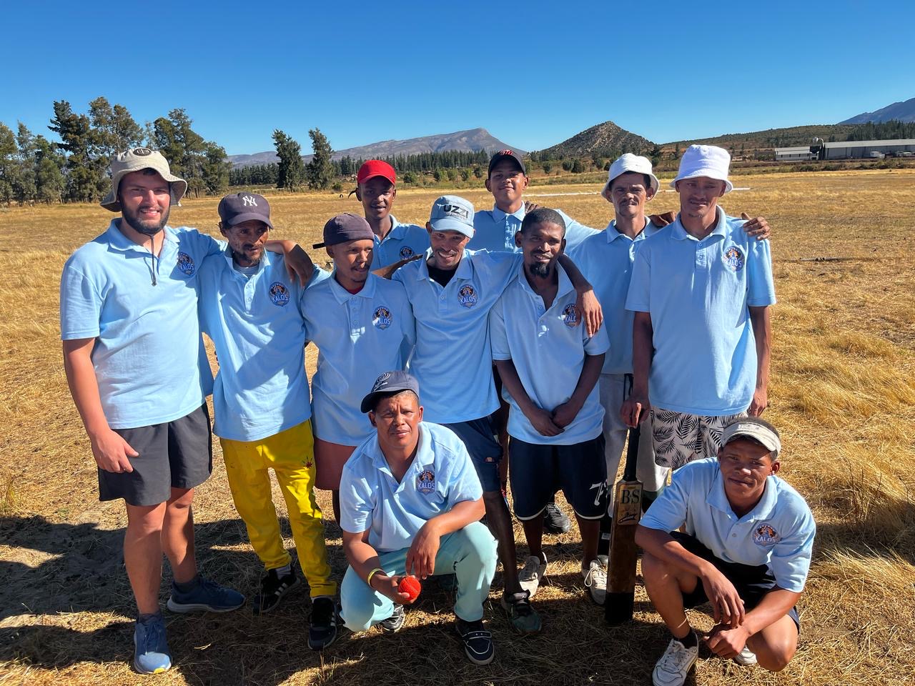 Read more about the article Kalos Krieketspan vat die veld